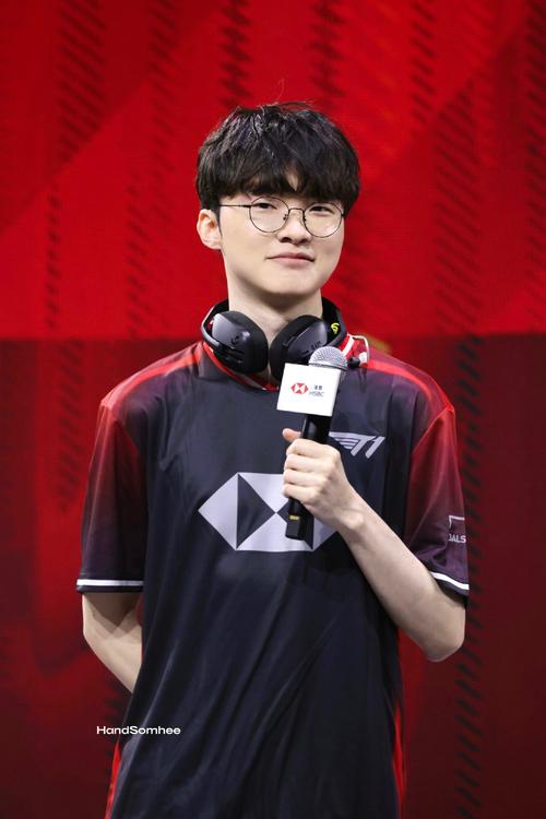 Rekkles分享做客LEC解说席照片：纯白发型，大黑臂注目